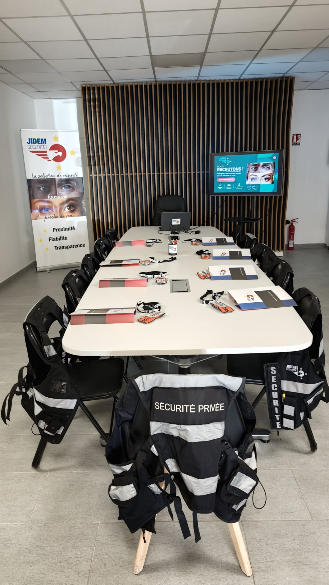 Équipe d'agents de sécurité lors d'un briefing