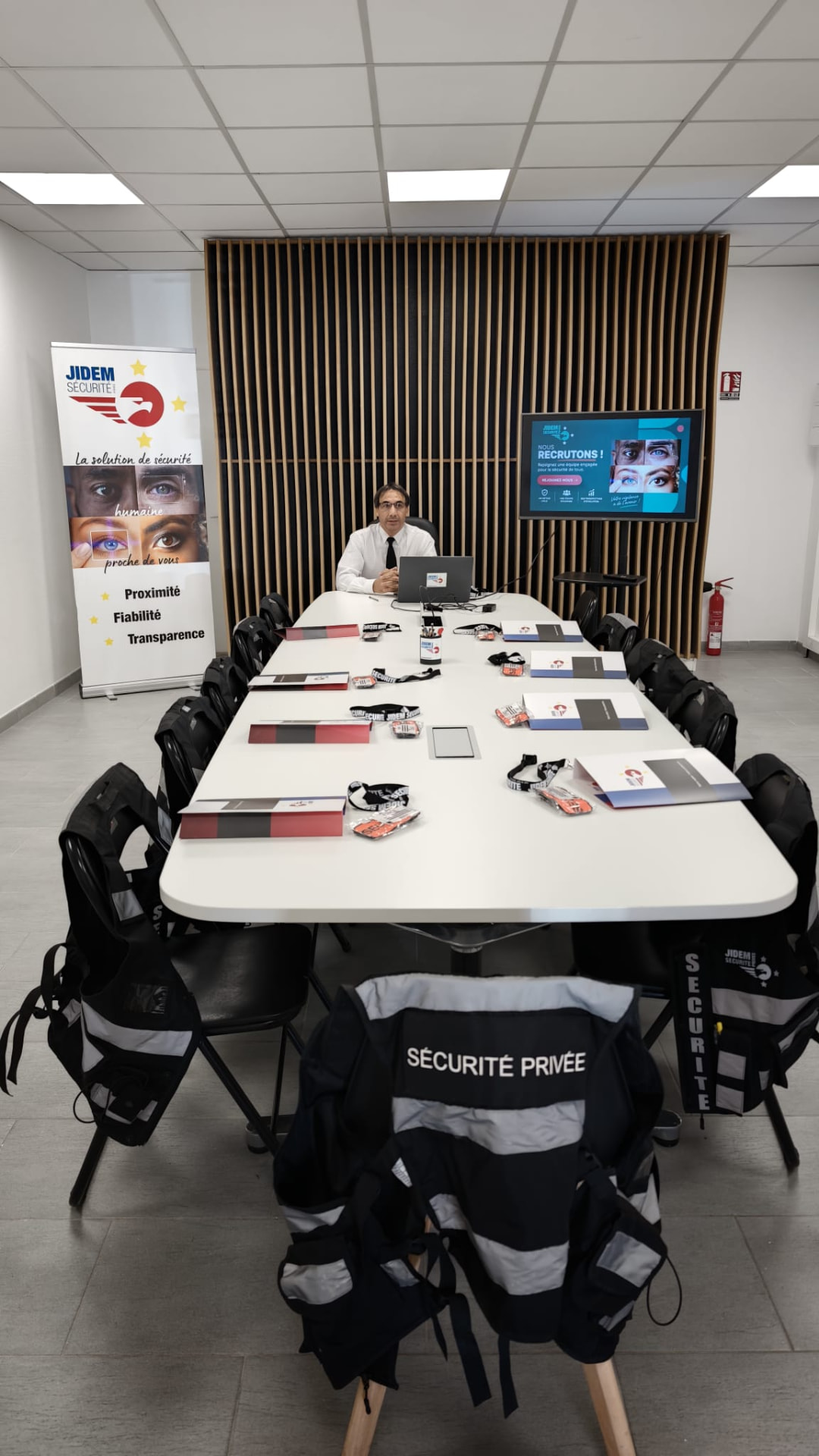 Équipe d'agents de sécurité JIDEM SÉCURITÉ PRIVÉE lors d'un briefing
