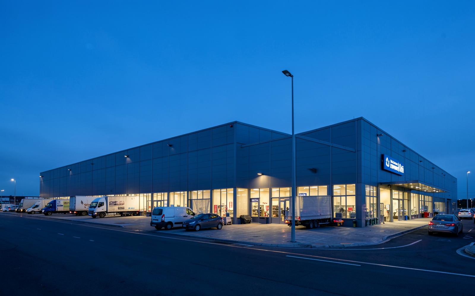 Plateforme logistique européenne à la tombée de la nuit